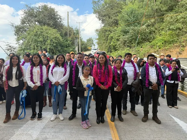 Contingente de estudiantes con uniforme reunido sobre la carretera del municipio.