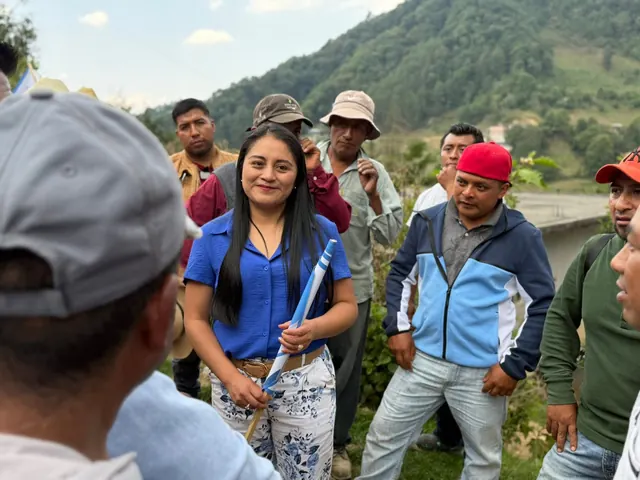 Habitantes y autoridades reunidos al aire libre durante una actividad comunitaria.
