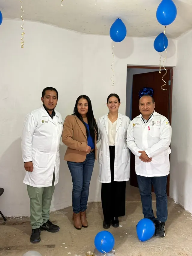 Personal de salud en la apertura de un espacio de atención médica en el municipio.